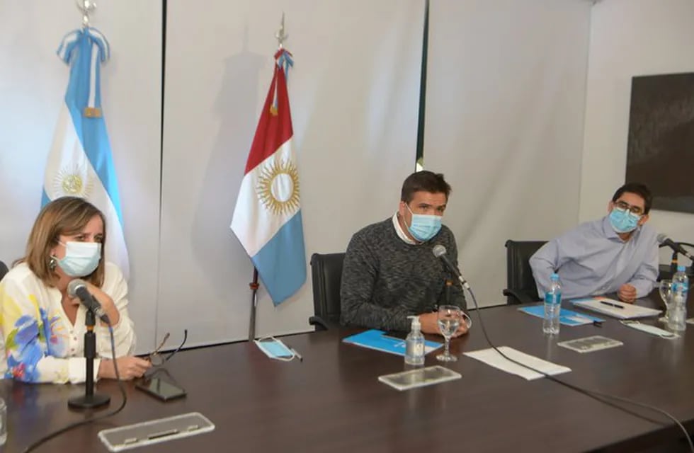 El ministro de Gobierno, Facundo Torres, y el de Salud, Diego Cardozo, en el anuncio de las nuevas aperturas.