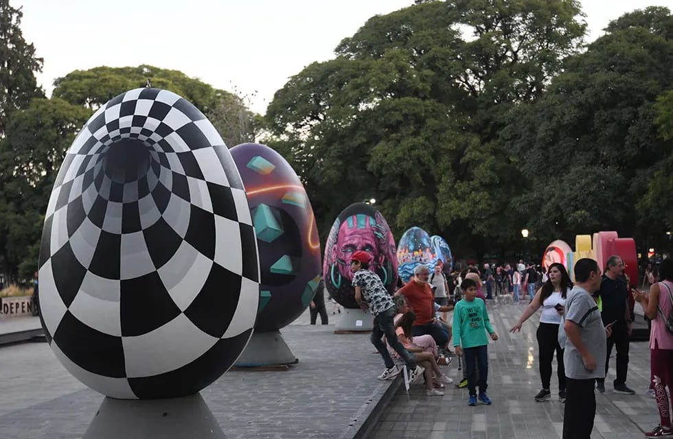 Por segundo año se realizó la exposición de huevos gigantes en la plaza Independencia como parte de la Pascua Croata, donde artistas mendocinos pintaron los huevos en vivo. Foto: Marcelo Rolland / Los Andes