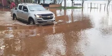 Crecida del río Paraná provoca evacuaciones y suspensión del paso fronterizo en Montecarlo