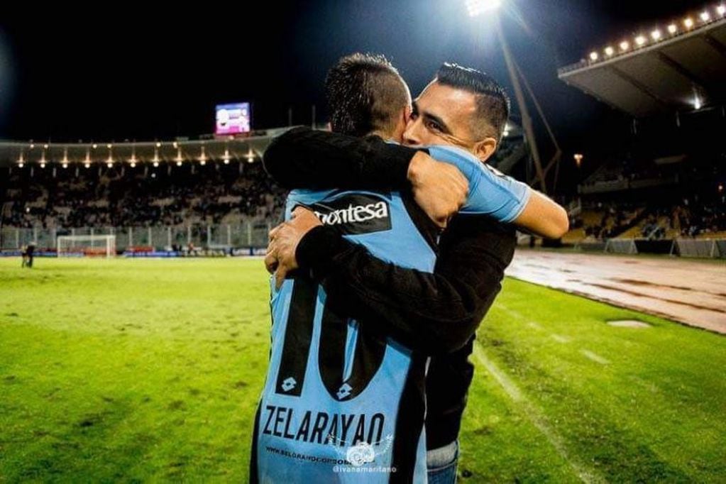 Carlos Zelarayan y un abrazo interminable con Lucas cuando jugaba en Belgrano