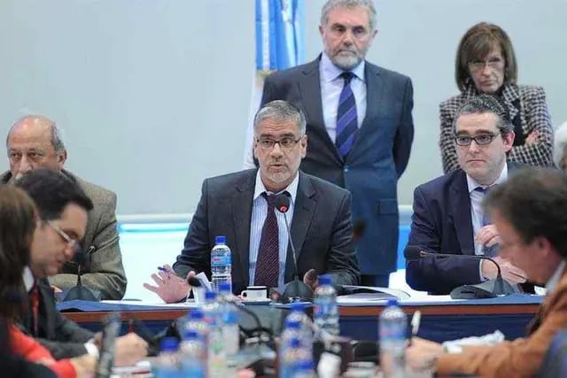 Diputados. El presidente de la Comisión de Presupuesto, Roberto Feletti (centro), con otros legisladores (Télam/Archivo).