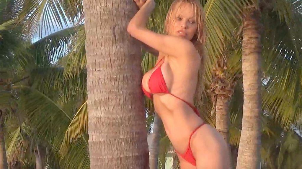 Pamela Anderson lanzó su línea de trajes de baño y posó con sus modelos preferidos