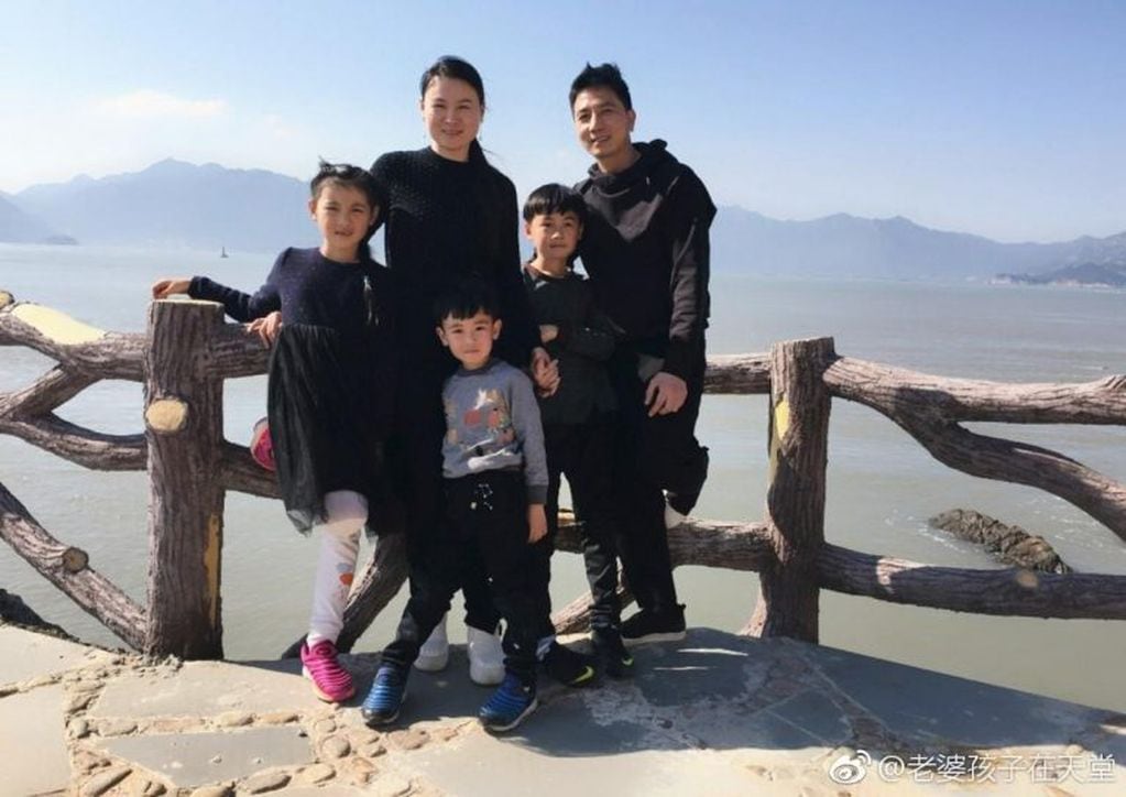 Lin Shengbin junto a su esposa y sus tres hijos.
