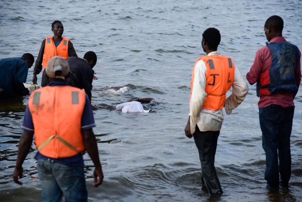 Naufragó un barco de lujo en Uganda  (Photo by Isaac Kasamani / AFP)
