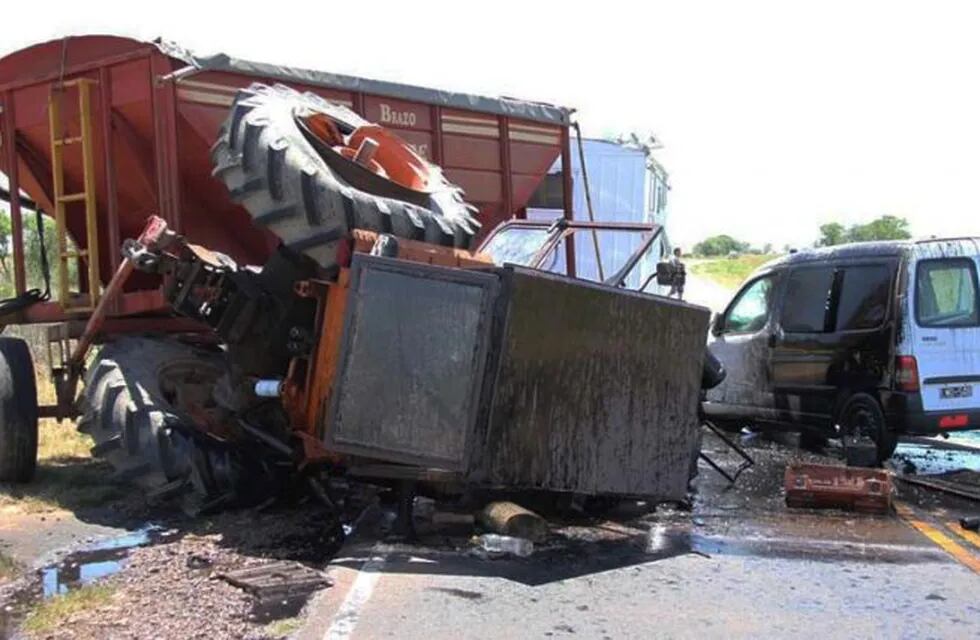 Chocaron un utilitario y un tractor (Infopico)