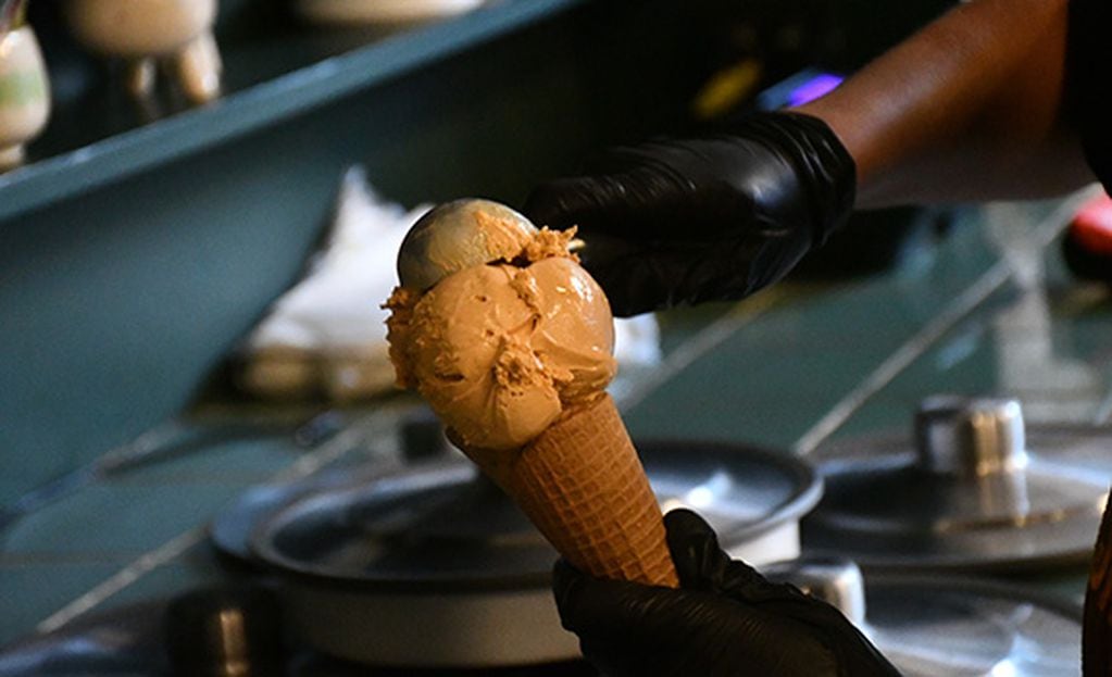 Preparación helado artesanal en Rosario (Municipalidad de Rosario)