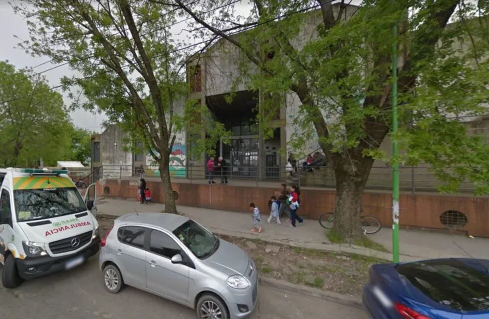 Un grupo de adolescente se peleó en una secundaria en La Plata y casi apuñalan a una joven de 14 años. - Gentileza