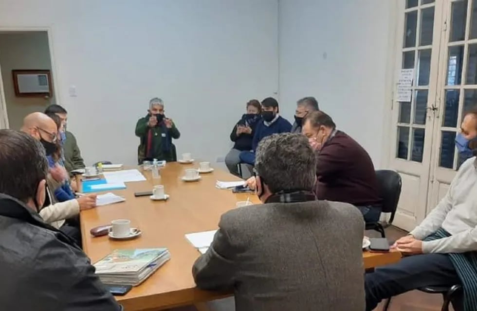 El intendente Jorge Berti encabezó una reunión junto a funcionarios santafesinos para coordinar la implementación del plan nacional. (FB / Municipio de Villa Constitución)