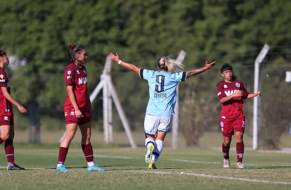 Mayra Acevedo gritando este lunes uno de sus goles en Belgrano (Foto: Prensa CAB).