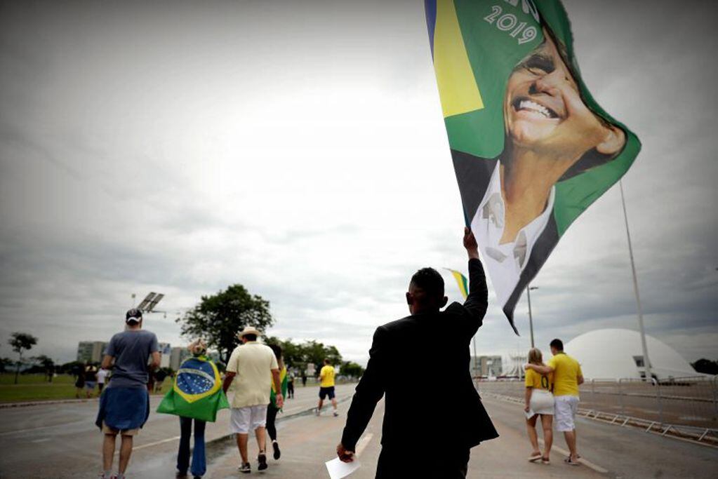 Seguidores del presidente electo de Brasil, Jair Bolsonaro, llegan en la Explanada de los Ministerios para su investidura (EFE)