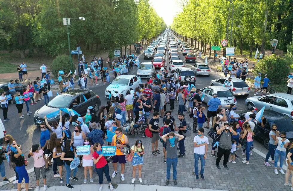 Miles de personas de agrupaciones provida se reunieron en el Parque General San Martín para después recorrer la Ciudad de Mendoza. Gentileza Los Andes