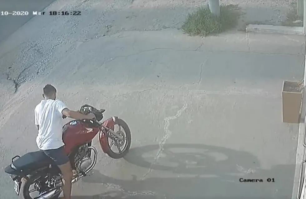 Bialet Massé: le robaron la moto, lo persiguió y lo atraparon en Córdoba Capital. ((Foto: captura de pantalla del video difundido).