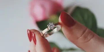 Le compró el mismo anillo a su novia y a su amante, pero lo que hizo la vendedora lo tomó por sorpresa