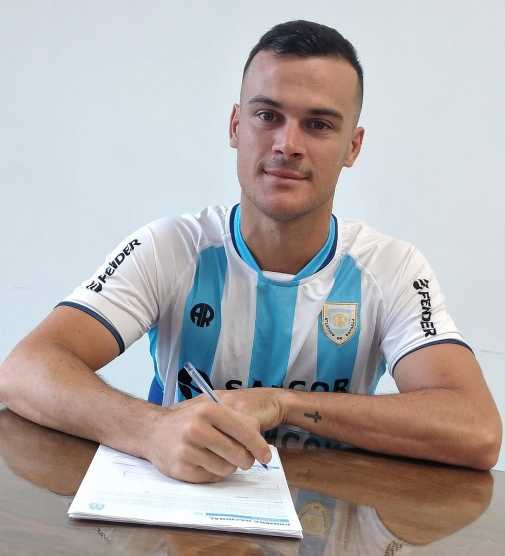 Francisco Oliver, jugador de Belgrano, estampó su firma como nuevo jugador de Atlético de Rafaela en calidad de préstamo