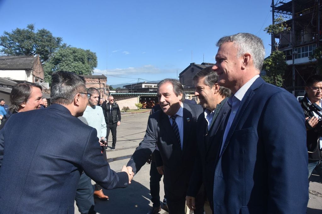El vicegobernador Alberto Bernis, junto a los directivos de Ledesma Javier Goñi y Federico Gatti, saludan a ejecutivos de empresas chinas presentes en la apertura de la 116.ta zafra del ingenio jujeño.