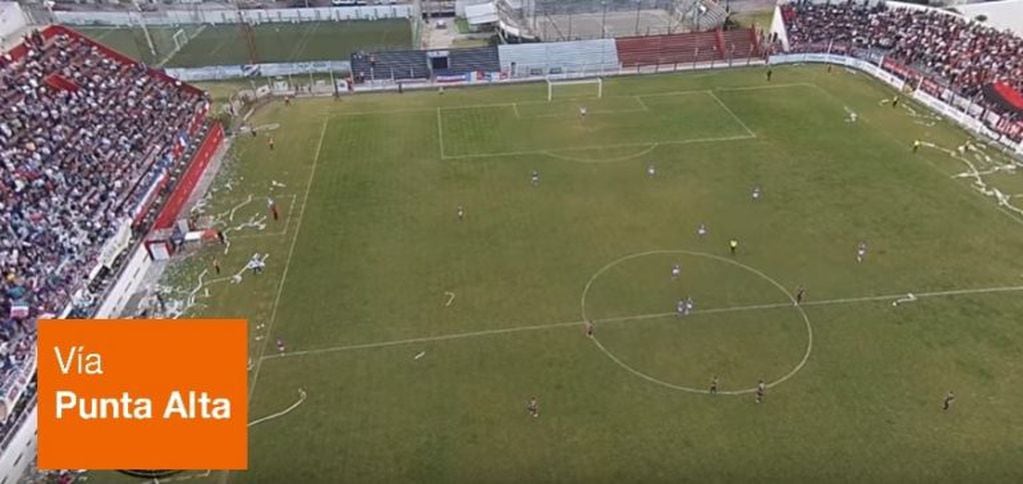 El clásico de Punta Alta en cancha de Rosario con ambas parcialidades, uno de los pocos partidos que pudo jugarse de esa manera.