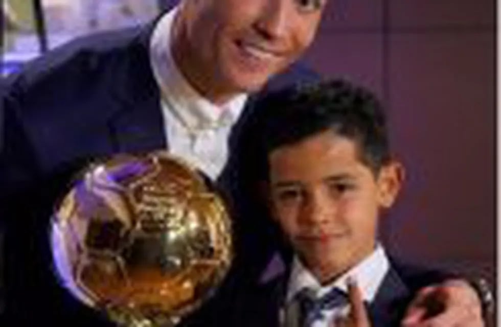 Cristiano y su hijo con el Balón de Oro