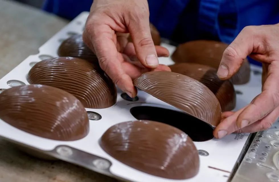 EPA4298. LINKEBEEK (BÉLGICA), 12/04/2019.- El chocolatero belga Filip Blondeel muestra el proceso de elaboración de huevos de Pascua, este viernes en la chocolatería \