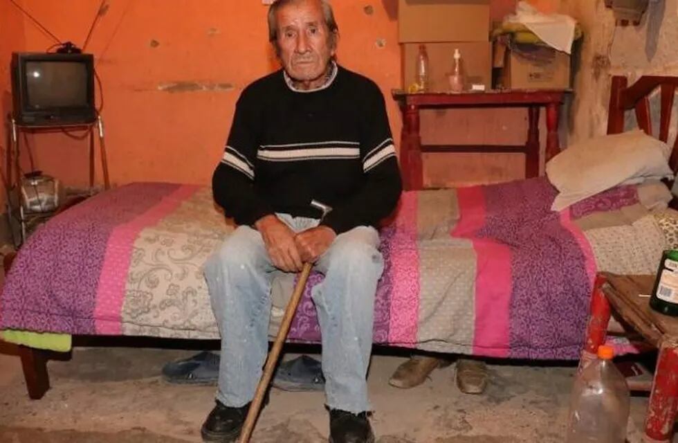 Romina y Martín, la pareja sanjuanina que adoptó a un anciano chileno.