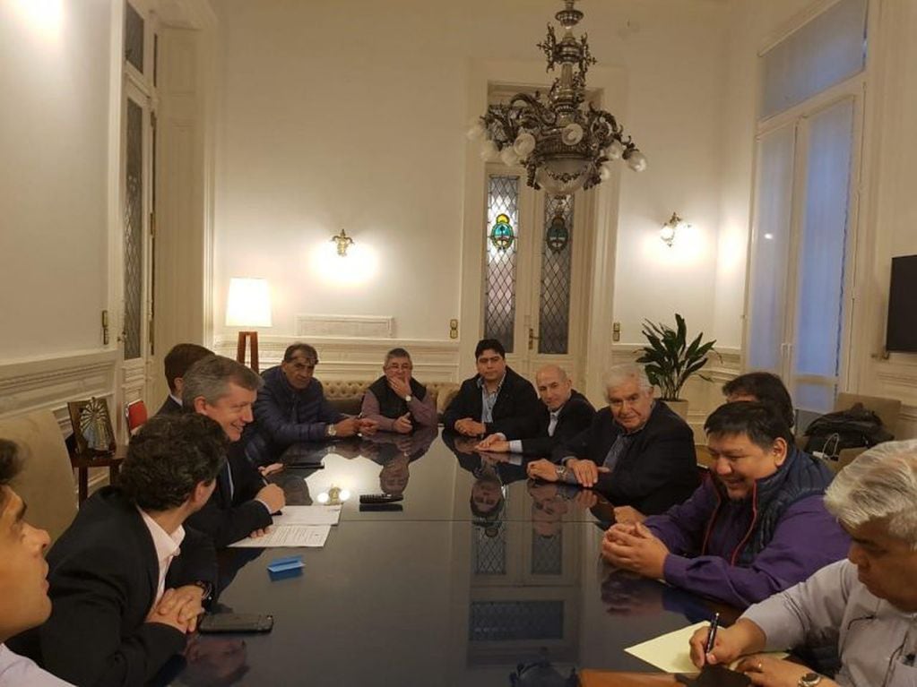 El encuentro con legisladores reunió a los principales referentes del sector petrolero gremial.