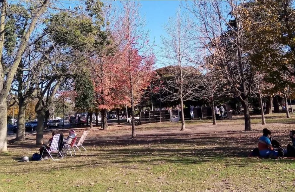 El parque Urquiza es un espacio público muy elegido en Rosario para disfrutar de los días de sol y cielo despejado en primavera o verano.
