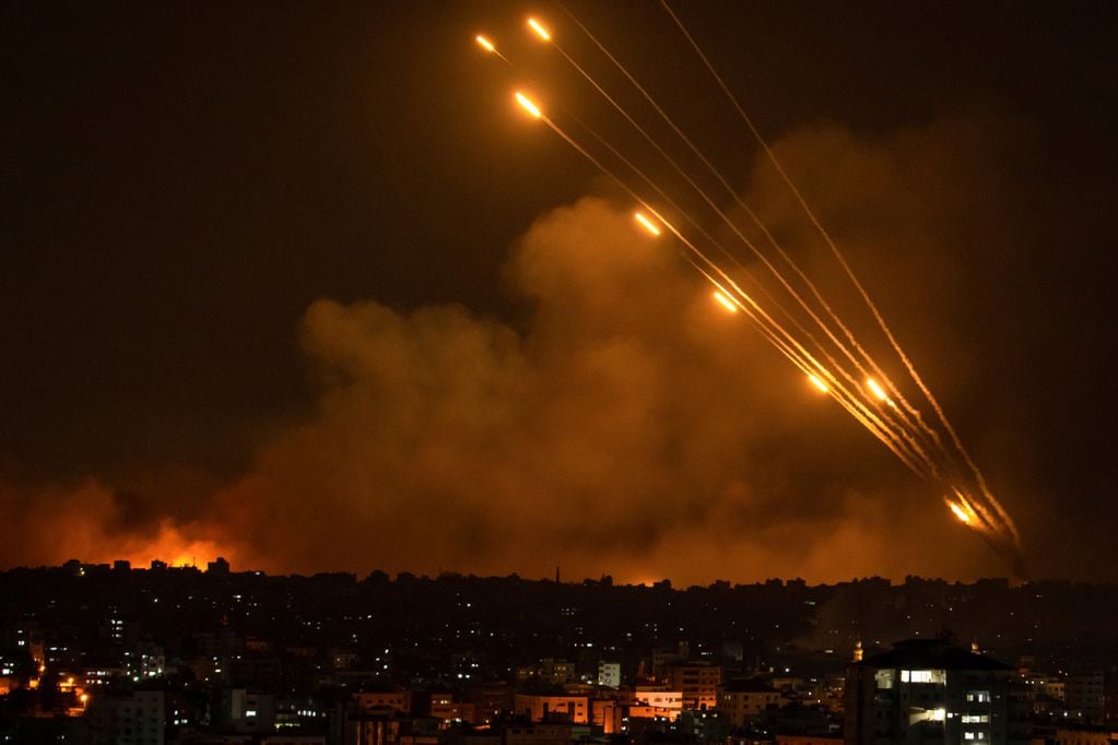 Cohetes lanzados hacia Israel desde la Franja de Gaza, este domingo 8 de octubre. (AP / Fatima Shbair)
