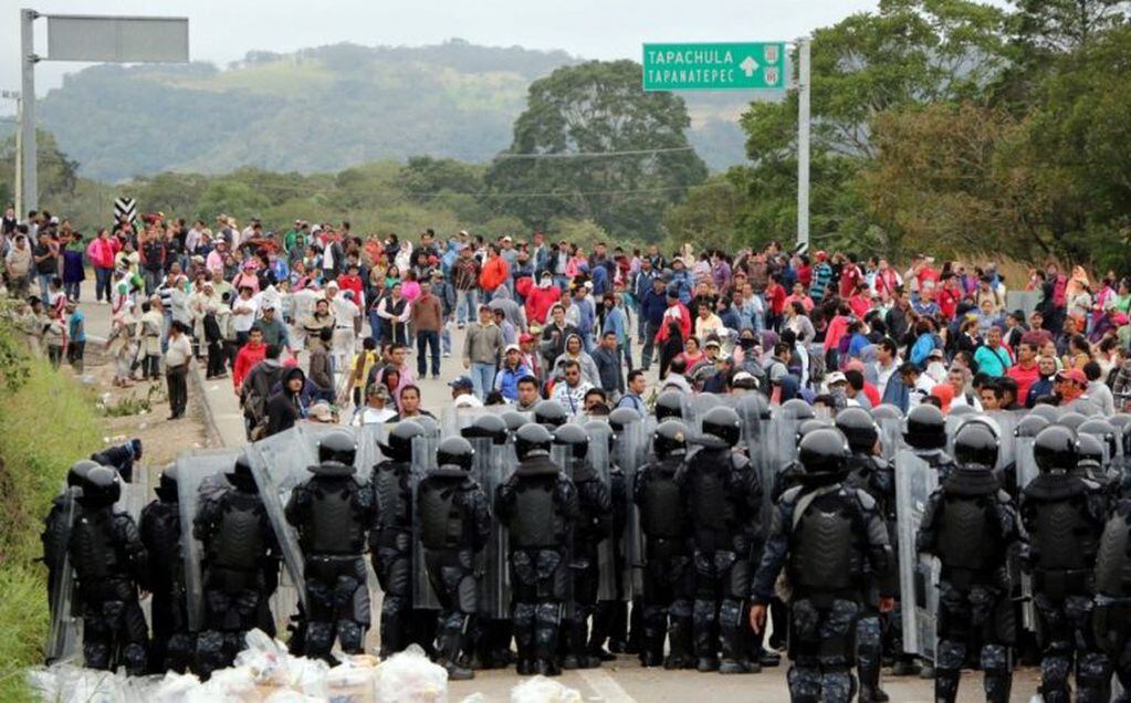 Maestros se enfrentan con policías, en Chiapas, México