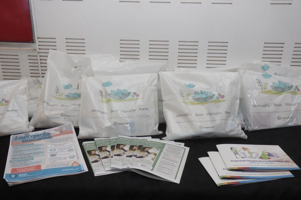 Semana Mundial de la Lactancia en Villa Carlos Paz. Los asistentes recibieron folletos informativos y unos kits de regalo.