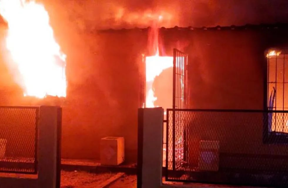 El incendio destruyó la vivienda de manera total en barrio San José Sudeste, en el camino a Villa Posse.