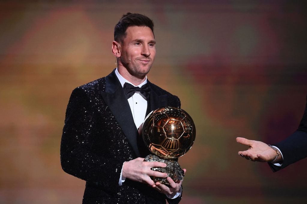Esta vez no se podrá repetir la imagen de Messi levantando el Balón de Oro.