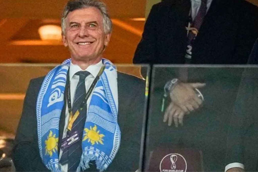 Mauricio Macri con la bufanda "de la suerte" que usó en el Mundial de Qatar. (La Voz)