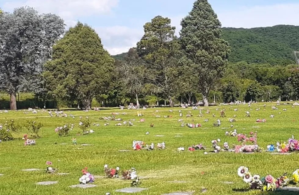 Una mujer fue al cementerio, pero una situación le provocó temor y salió corriendo.