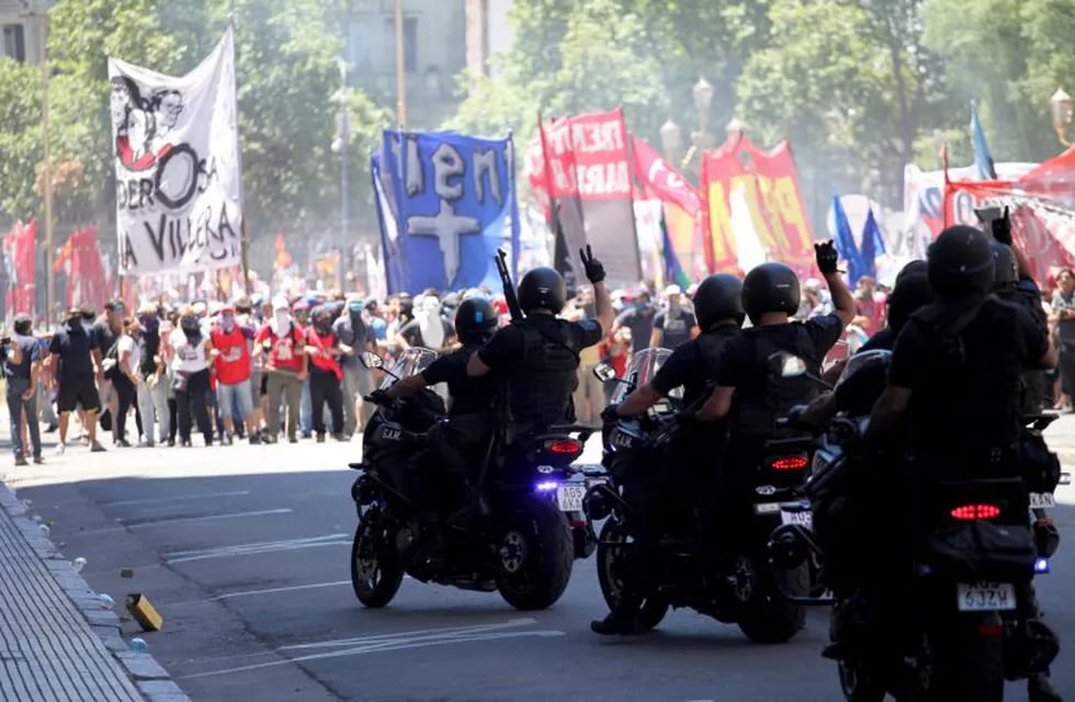 Policías se enfrentan a manifestantes el 18/12/2017 en Buenos Aires, Argentina, durante una protesta en Buenos Aires, Argentina, contra la reforma previsional propuesta por el Gobierno. Foto: Claudio Santisteban/DPA