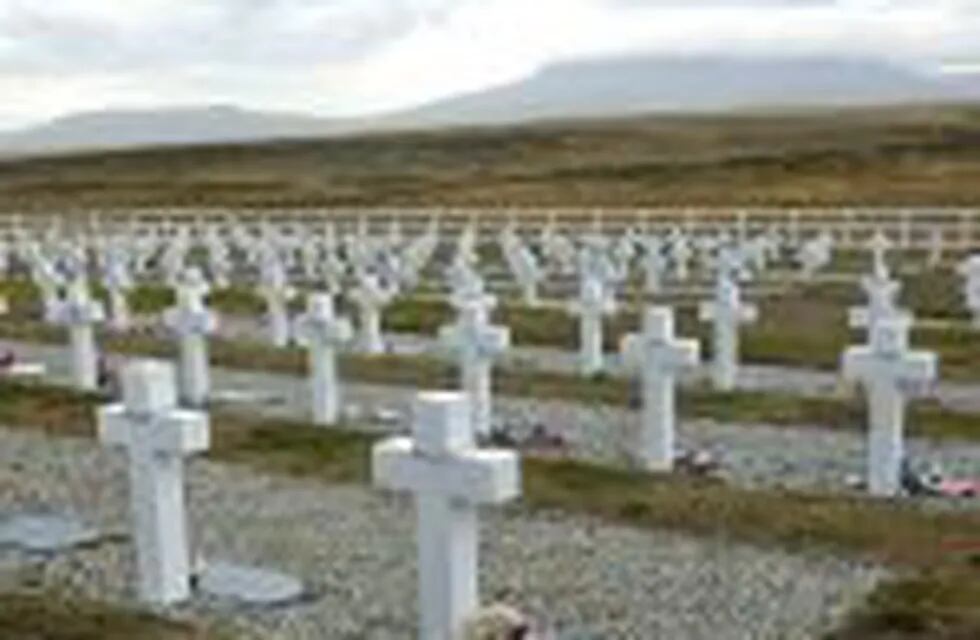 TO GO WITH STORY BY CLAUDIA RAHOLA rnIn this Sunday March 4, 2012 photo, crosses mark the graves of hundreds of Argentine soldiers who were killed in 1982 war, many who are unidentified, in a cemetery near Darwin, Falkland Islands. Many scars remain from Argentina's occupation of the islands, both physical and those harder to see at first. The beautiful white-sand beach where Argentine troops came ashore on April 2, 1982 remains off-limits to all but the penguins, which aren't heavy enough to explode the land mines. And islanders say they can never trust Argentines again after being held at gunpoint in their streets and homes during the 74-day occupation.  (AP Photo/Michael Warren) islas malvinas Darwin  30 aniversario de la guerra de malvinas cementerio argentino en Darwin