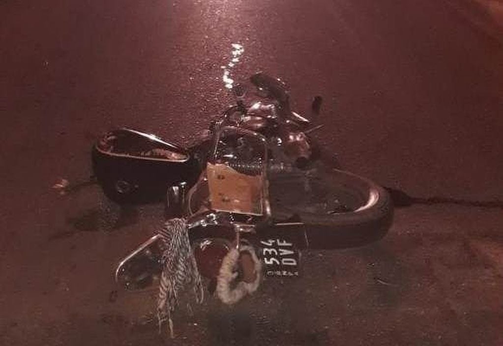 La moto de Daniel Miranda se partió en dos tras el impacto.