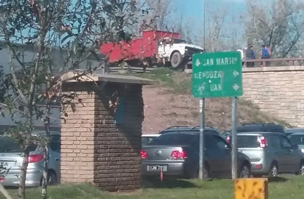 Un camión quedó a centímetros de caer de un puente en el acceso Este.