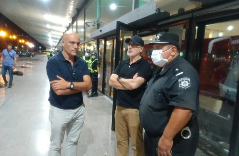 El fiscal Gustavo Ponce Asahad y el ministro de Seguridad de Santa Fe, Marcelo Sain, recorrieron la Terminal de Ómnibus de Rosario. (@minsegsf)