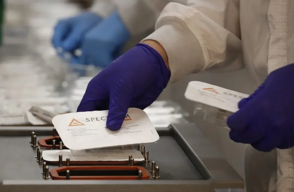 DRAPER, UT - SEPTEMBER 21: Employees at Spectrum Solutions assembles COVID-19 saliva test kits on September 21, 2020 in Draper, Utah. Spectrum Solutions has partnered with many professional sport leagues and corporations to provide rapid saliva tests for the coronavirus (COVID-19).   George Frey/Getty Images/AFP\n== FOR NEWSPAPERS, INTERNET, TELCOS & TELEVISION USE ONLY ==