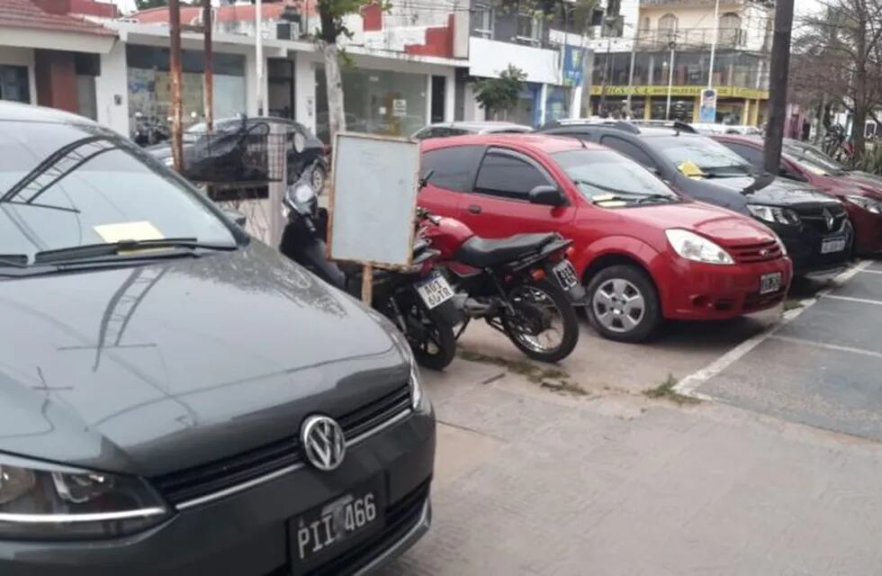 Cientos de vehículo estacionados sobre el parterre fueron multados