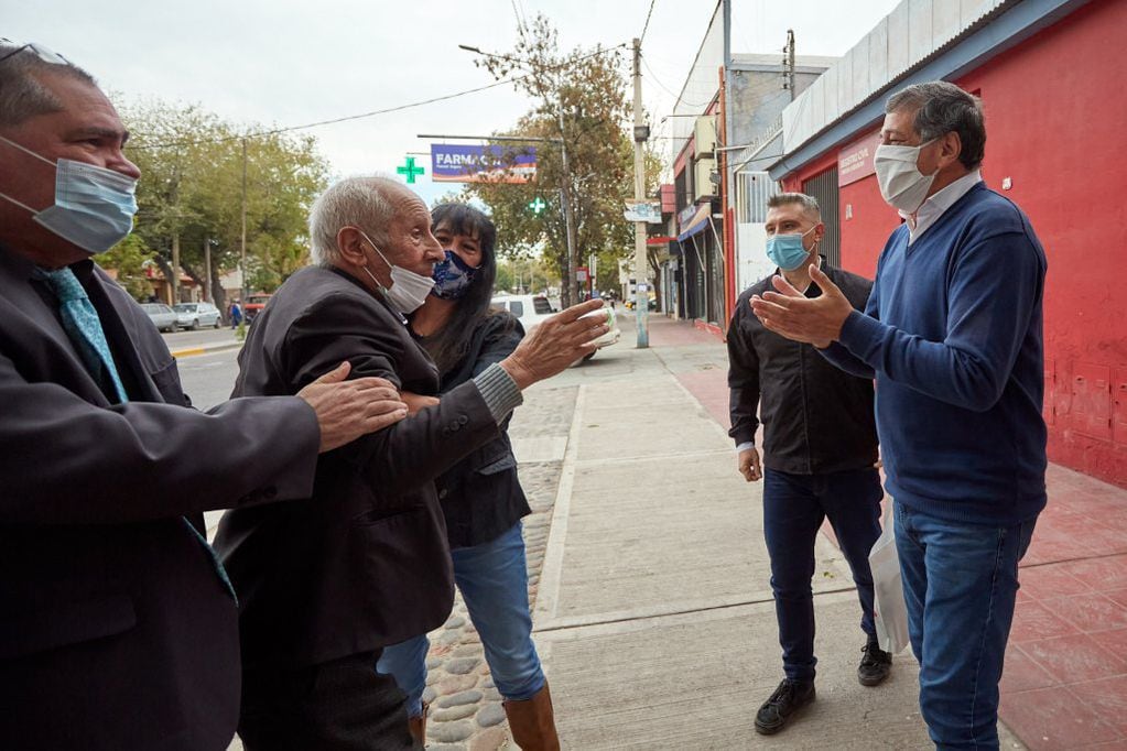 Norberto, el flamante novio, dialoga junto a sus hijos con el intendente de Las Heras Daniel Orozco, invitado casual de la ceremonia. Gentileza MLH