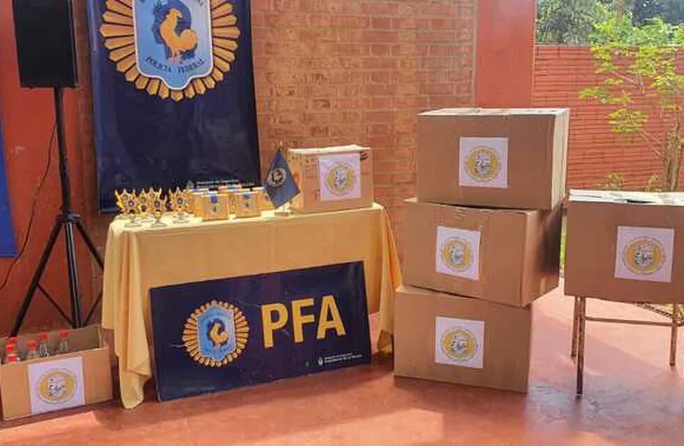 La Escuela 837 de Puerto Iguazú recibió donaciones de la Policía Federal Argentina.