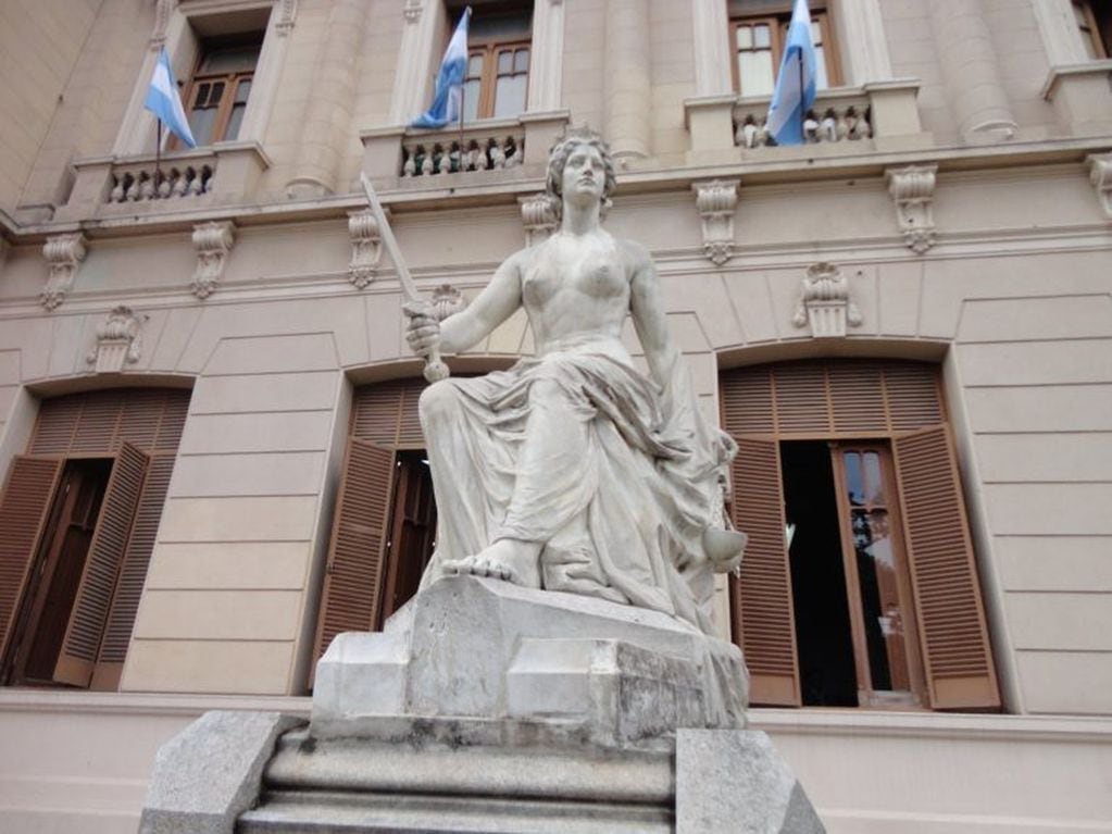 "La Justicia", obra de Lola Mora emplazada en el frente de la Casa de Gobierno, en San Salvador de Jujuy.