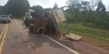 Colonia Delicia: un conductor despistó con un camión de gran porte y afortunadamente salió ileso