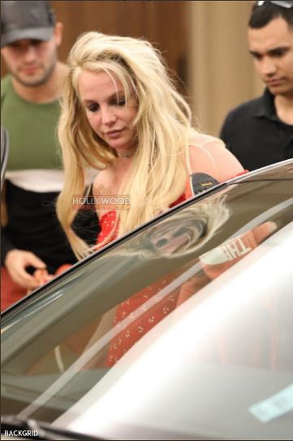 Sam Asghari  resguardó a Britney Spears de los fotógrafos tras salir de la clínica psiquiátrica