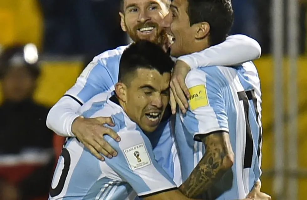 Argentina's Lionel Messi (C) celebrates with teammates Marcos Acuna (L) and Angel Di Maria after scoring against Ecuador during their 2018 World Cup qualifier football match in Quito, on October 10, 2017. / AFP PHOTO / Pablo COZZAGLIO