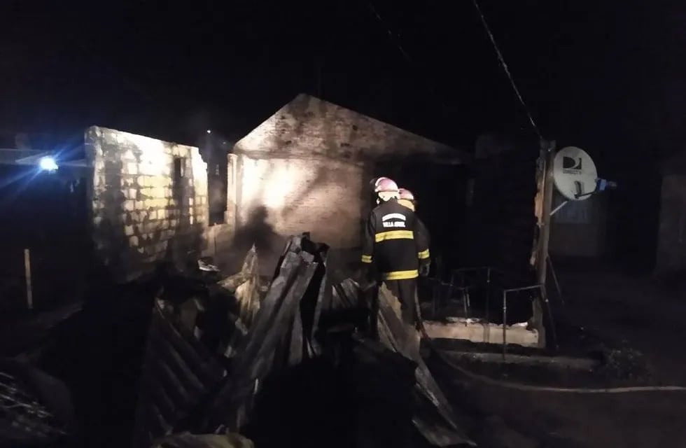 Los Bomberos Voluntarios de Villa Atuel trabajaron para sofocar las llamas.