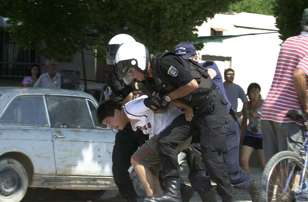 En el saqueo en diciembre del 2001 en Mendoza hubo represión y más de 15 detenidos.