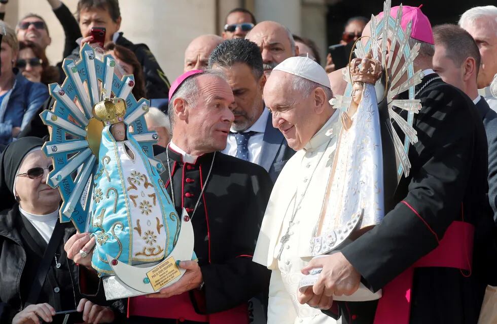 El Papa Francisco bendice imágenes de Nuestra Señora de Luján sostenida por vicarios militares británicos y argentinos que son un símbolo de la Guerra de las Malvinas, en el Vaticano, 30 de octubre de 2019.