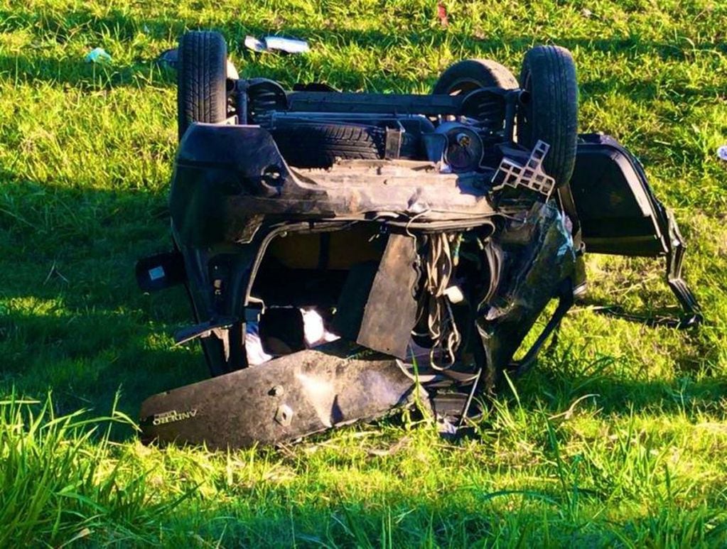 Un Renault Sandero terminó volcado en la banquina de Circunvalación a la altura de Ovidio lagos. (@mauroyasprizza)