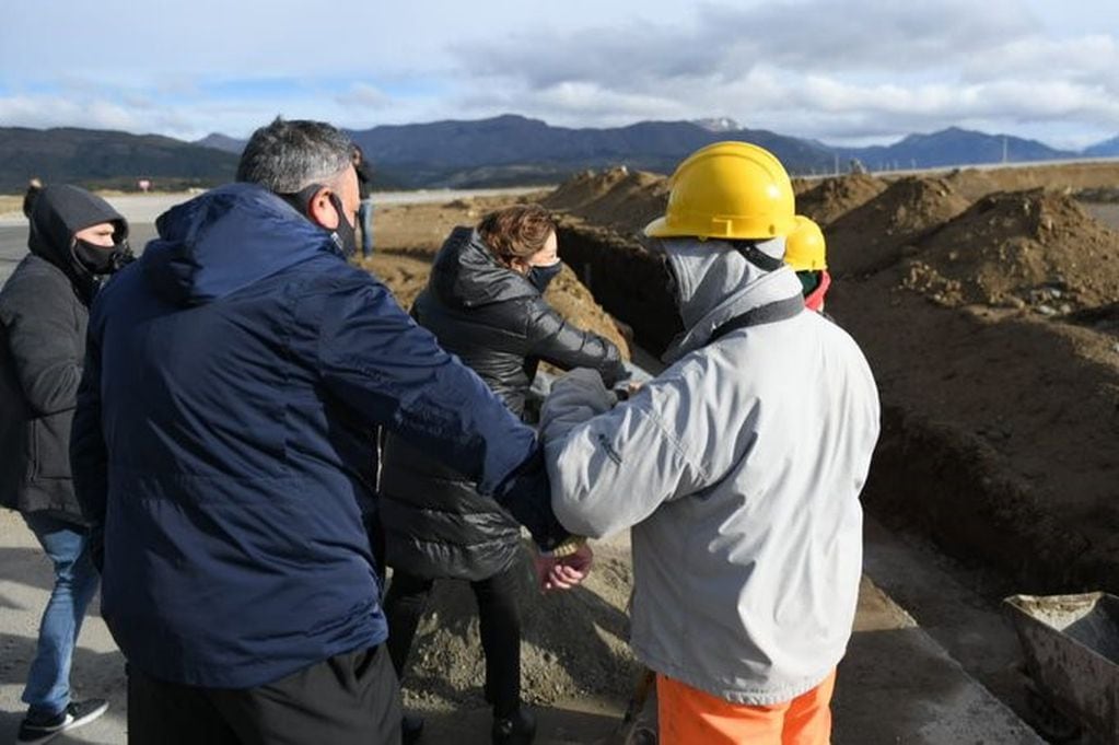 Carreras realizó las declaraciones durante su visita a Bariloche, en donde recorrió obras (web).